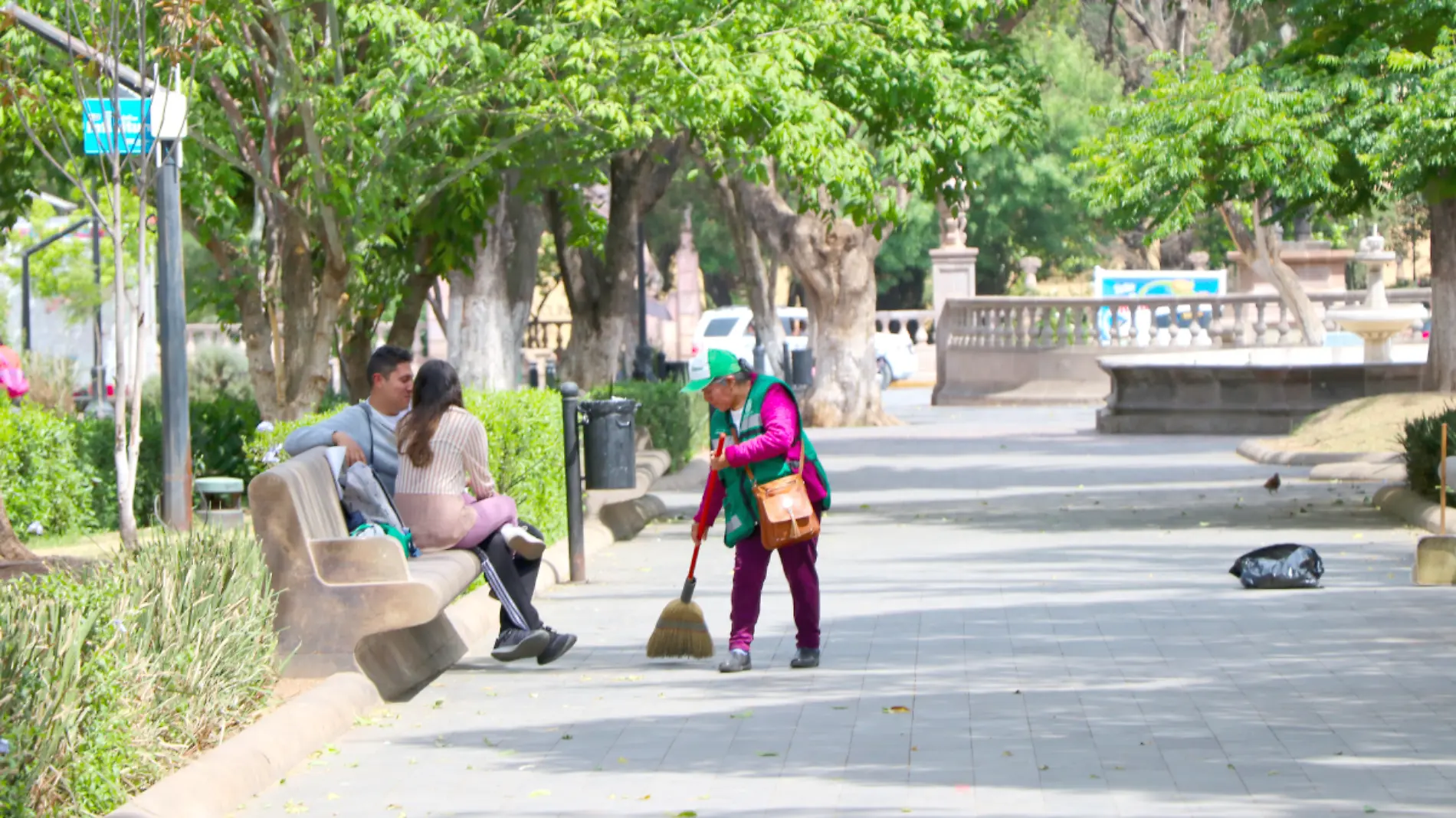 Mujer barre la Alameda de Zacatecas